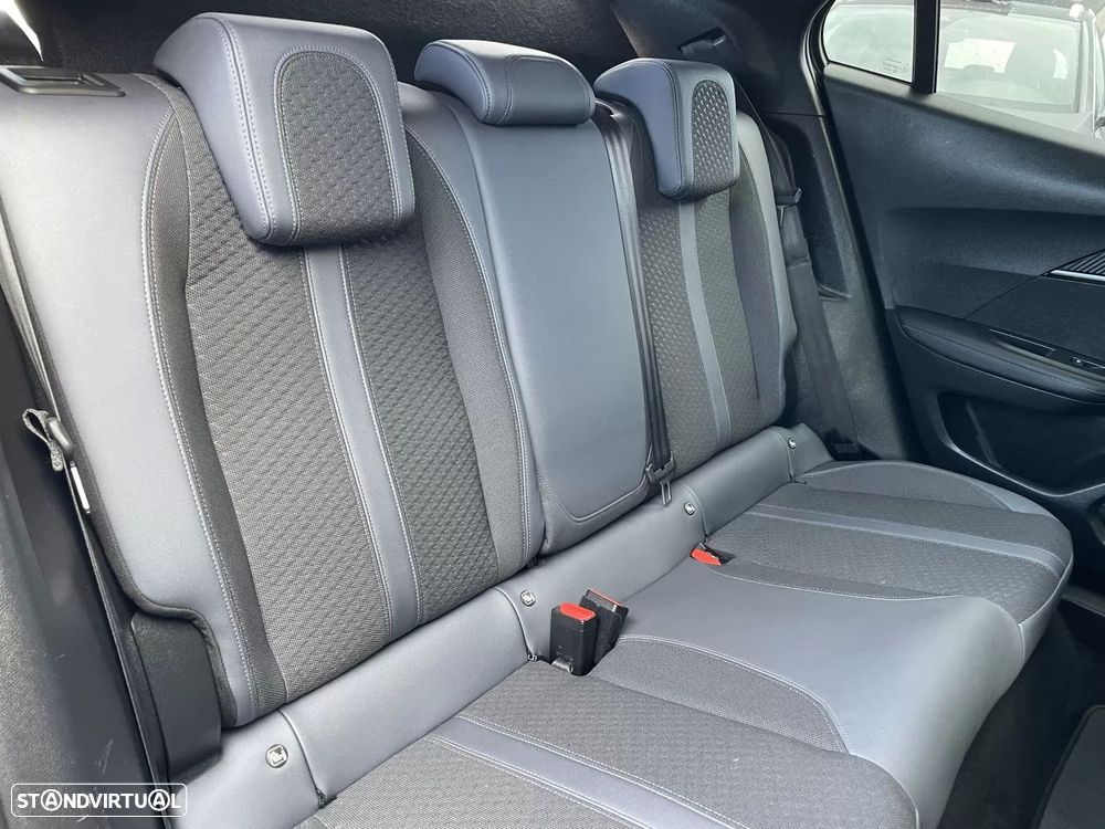 Peugeot 2008 1.2 PureTech Allure EAT8 - 21