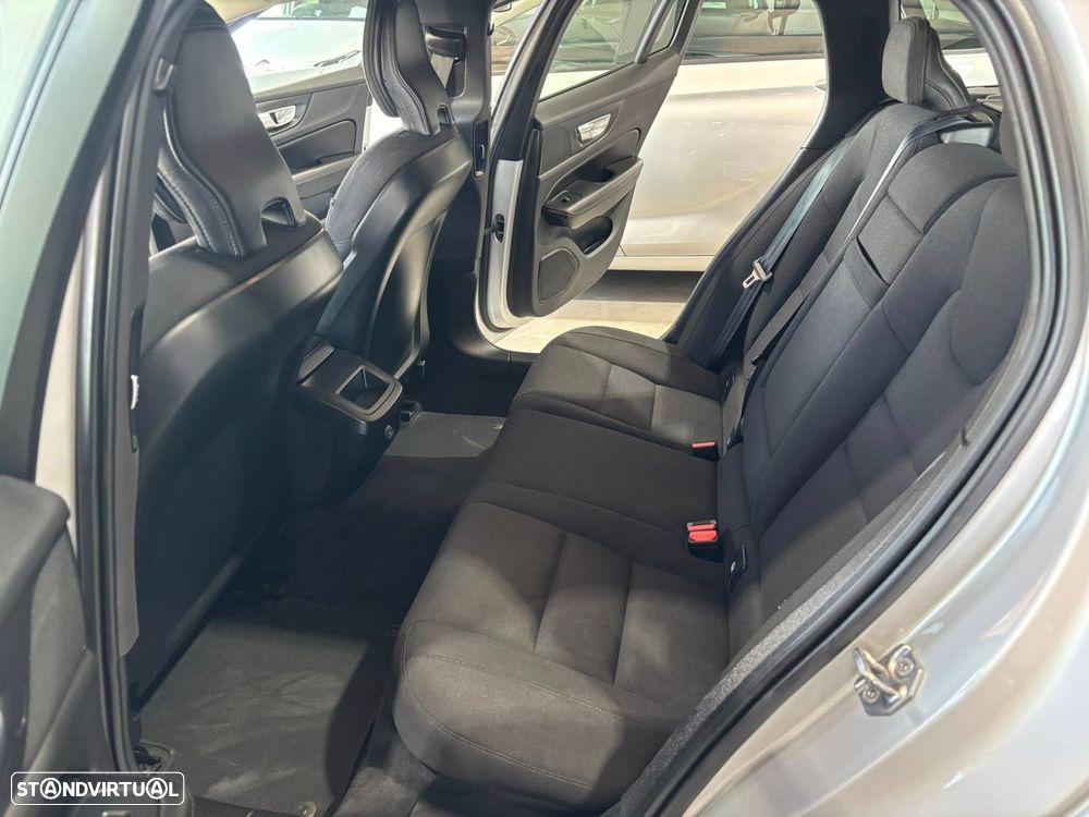 Volvo V60 2.0 B4 Momentum Geartronic - 10