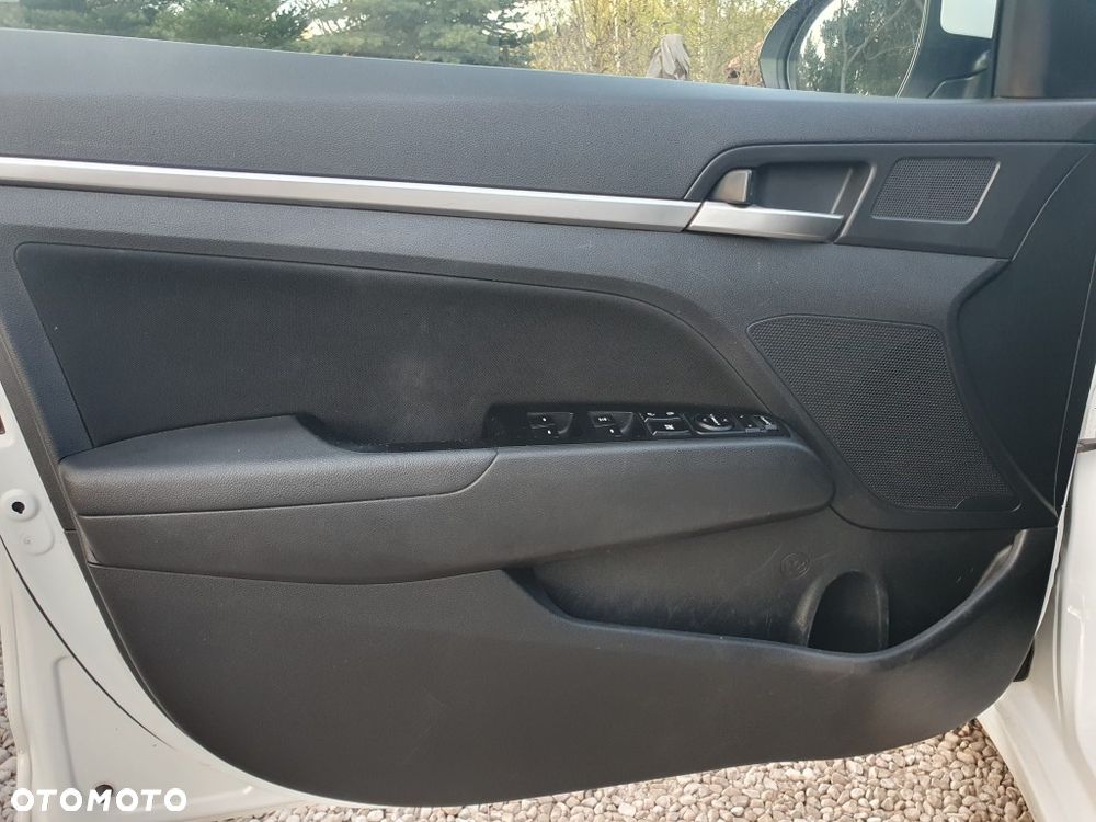Hyundai Elantra 1.6 Comfort Premiere - 6