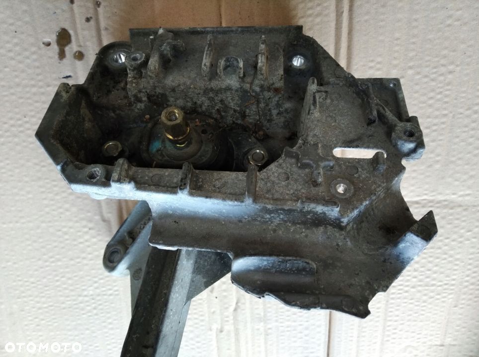 Nissan Note E11 I 1.5 DCI poduszka lapa skrzyni - 2