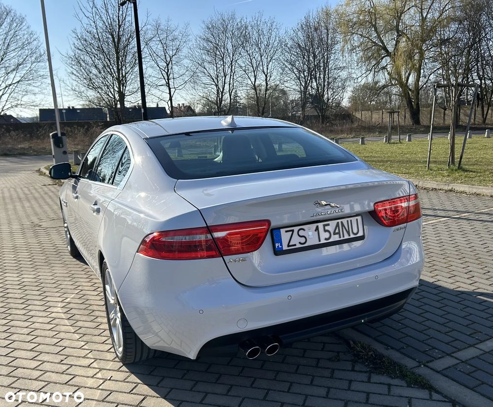 Jaguar XE 2.0 D Portfolio - 12