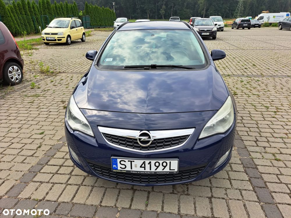 Opel Astra 2011 photo 2