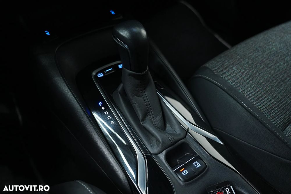 Toyota Corolla 1.8 HSD Business - 22