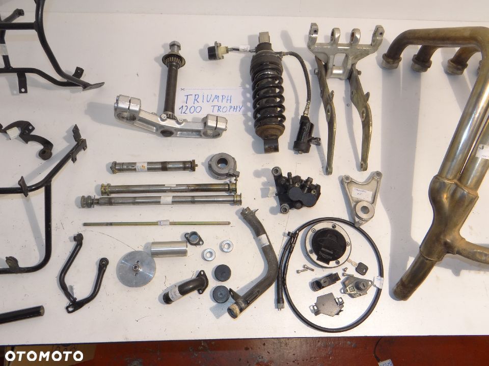 Triumph 1200 Trophy stelaż kolektor wydechowy mocowanie bagażnik amortyzator tył zacisk kluczyk wlew - 3