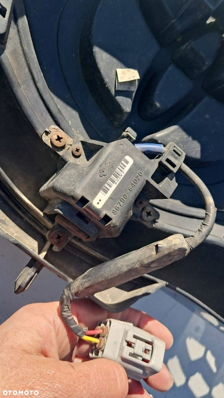GRILL ATRAPA ZDERZAKA Z KAMERĄ TOYOTA COROLLA VERSO II 04R KOD LAK. 8P4 - 7