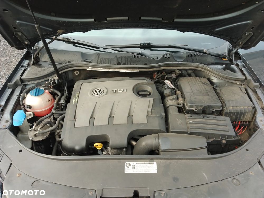 Volkswagen Passat 1.6 TDI DPF BlueMot Highline - 15
