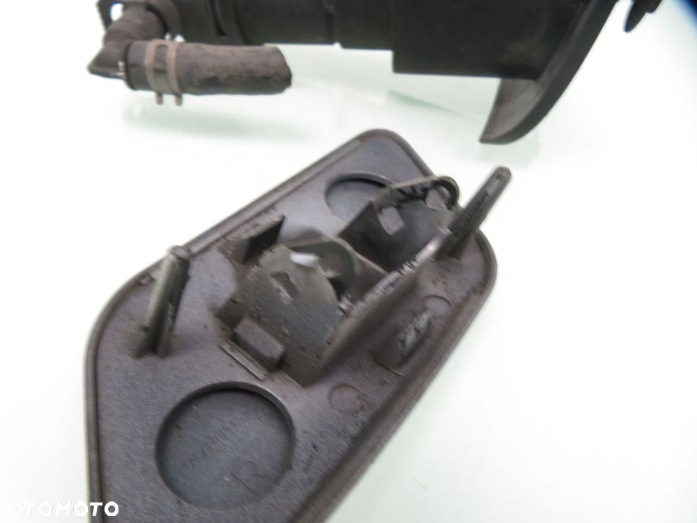 SPRYSKIWACZ LAMPY PRAWY ZASLEPKA CHRYSLER VOYAGER IV 04857422AA - 2