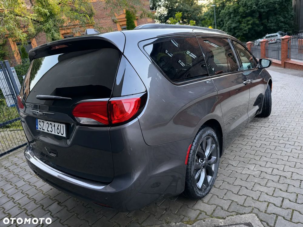 Chrysler Pacifica - 17