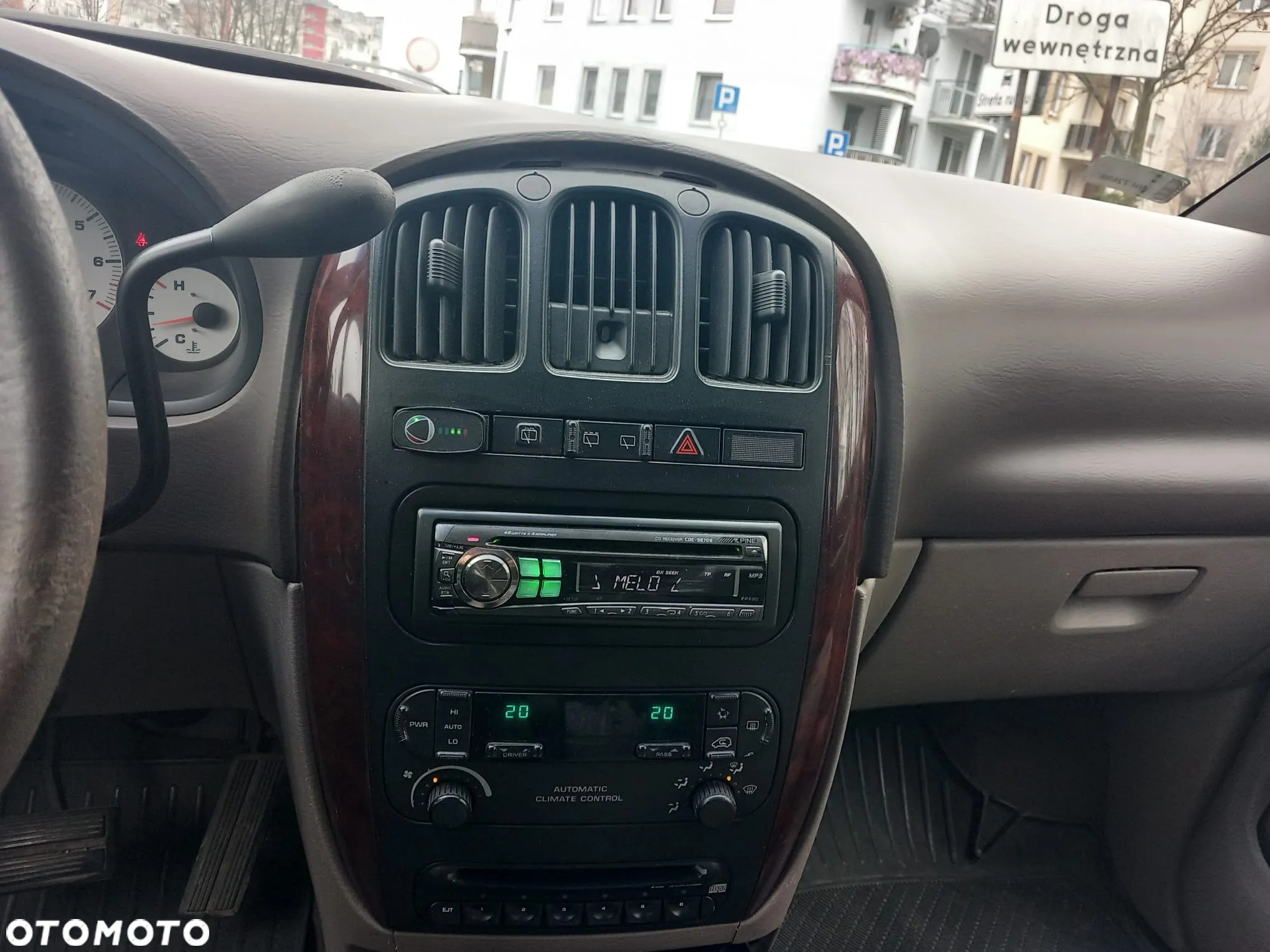 Chrysler Voyager 3.3 LX - 8