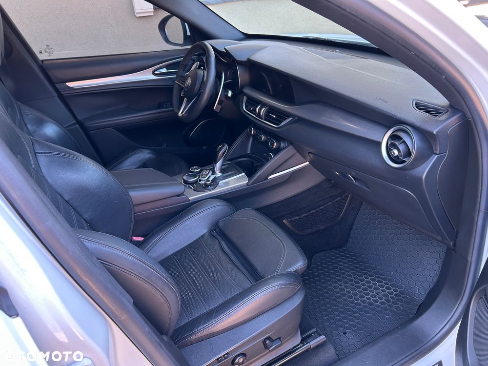 Alfa Romeo Stelvio 2.0 Turbo 16V AT8-Q4 Veloce Ti - 12