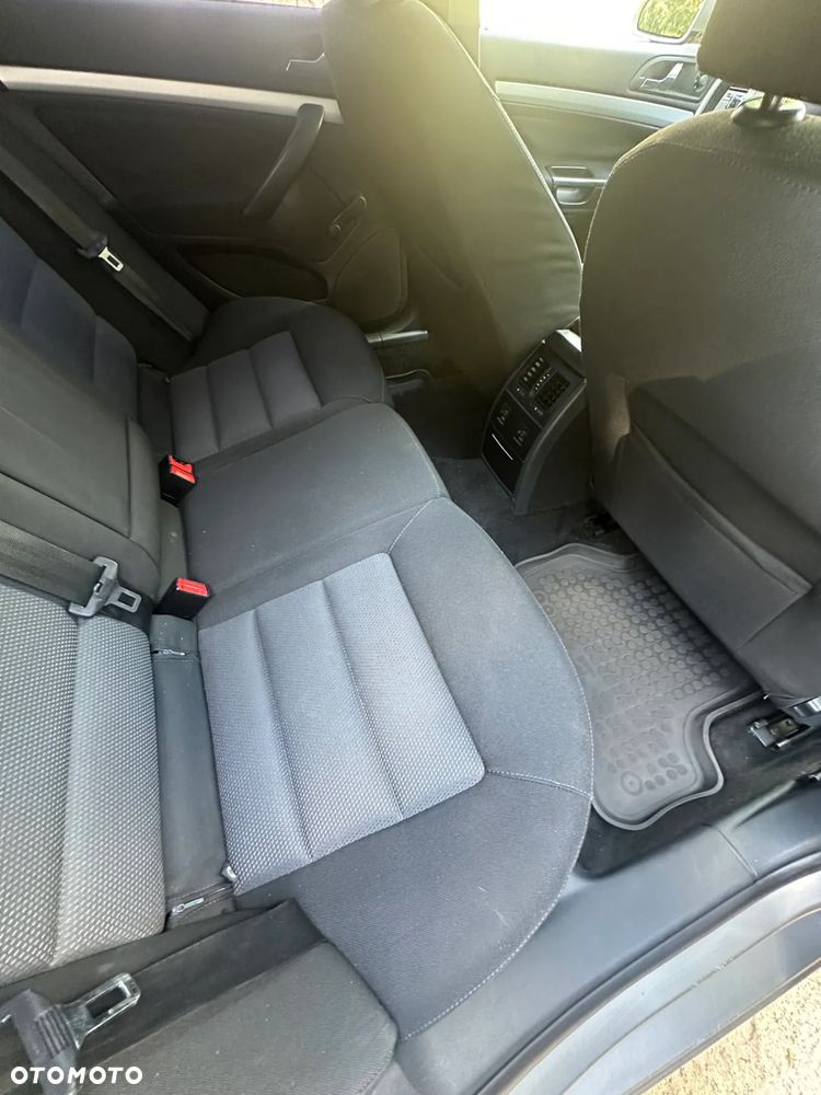 Skoda Octavia 1.6 Combi Ambiente - 24