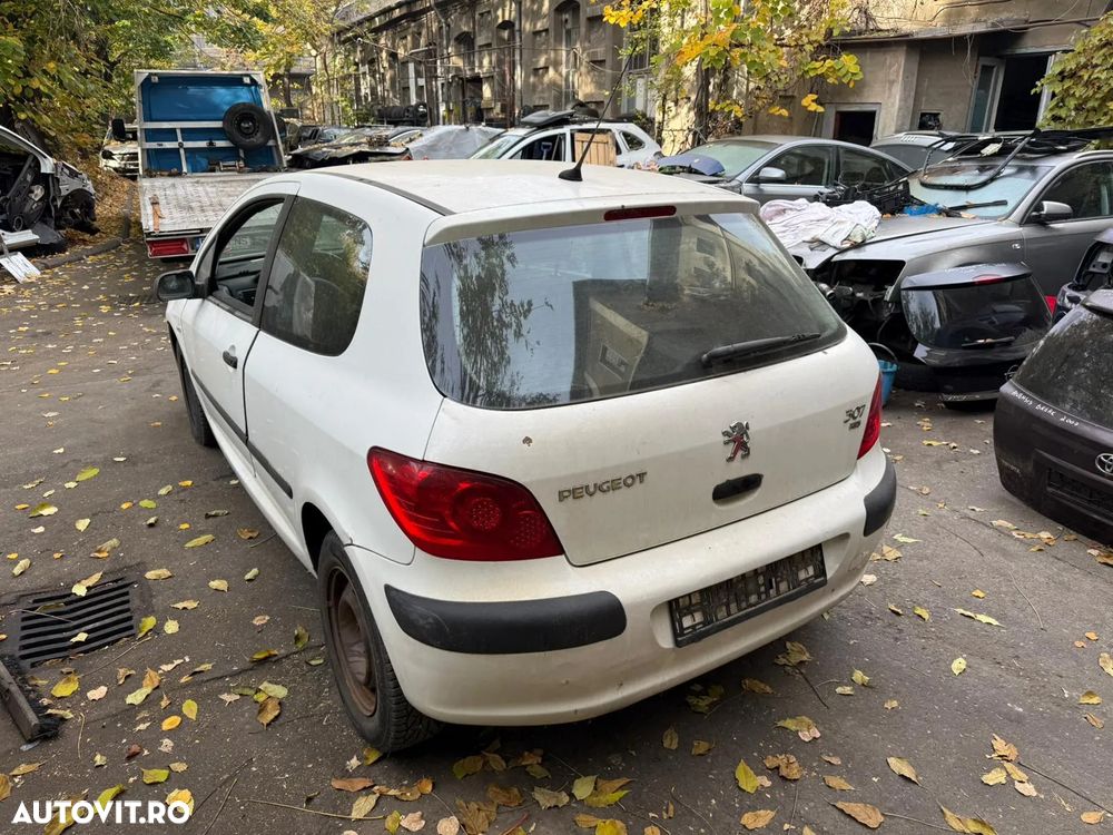Dezmembrez Peugeot 307 facelift coupe alb 1,6 HDI 2007 - 6