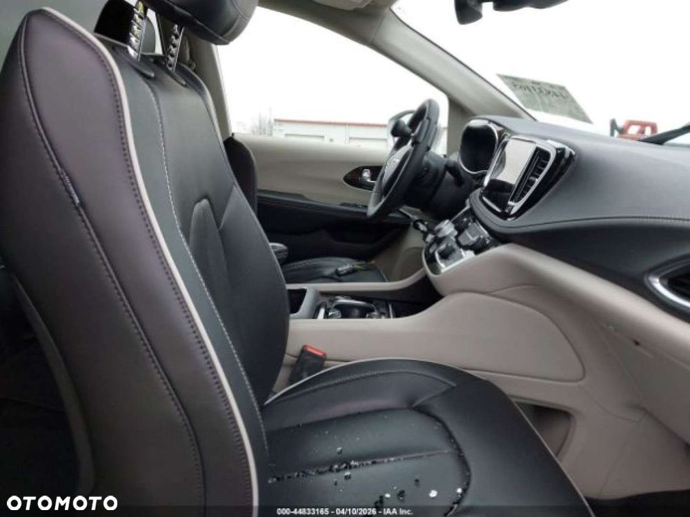 Chrysler Pacifica - 12