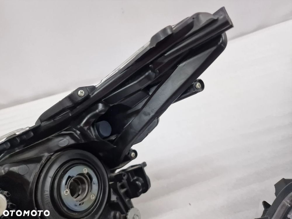 TOYOTA COROLLA E21 18- LEWA / PRAWA ZWYKŁA LAMPA PRZEDNIA PRZÓD SOCZEWKA , NR 81110-02T31-00 / 81150-02T31 / 81150-02T31-00 , NR AUKCJI LA372 - 13