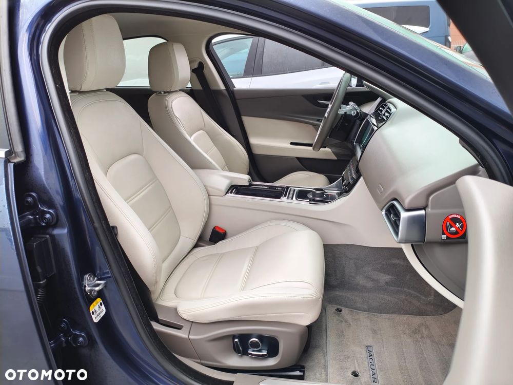 Jaguar XE 2.0 T Prestige - 12