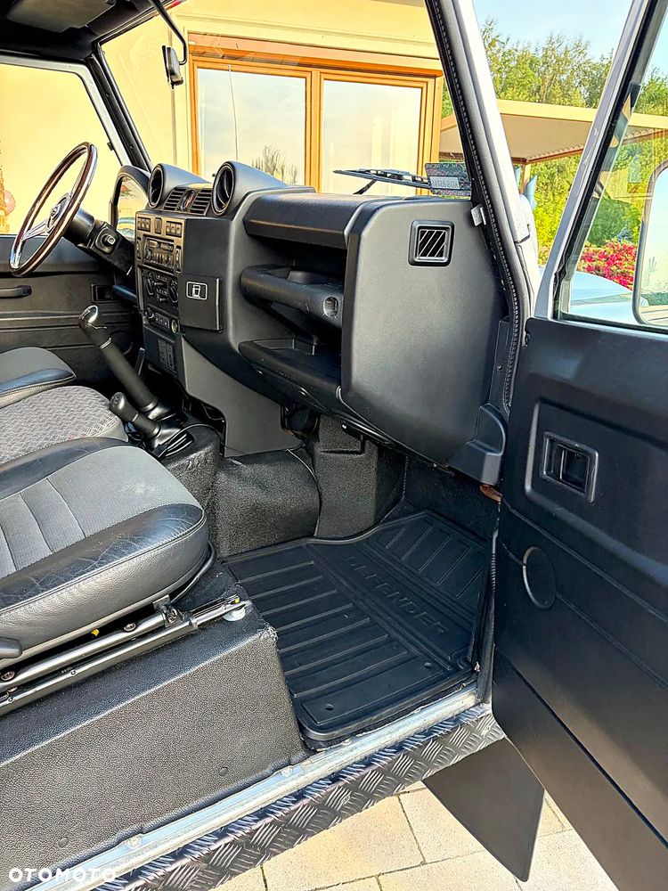 Land Rover Defender - 8