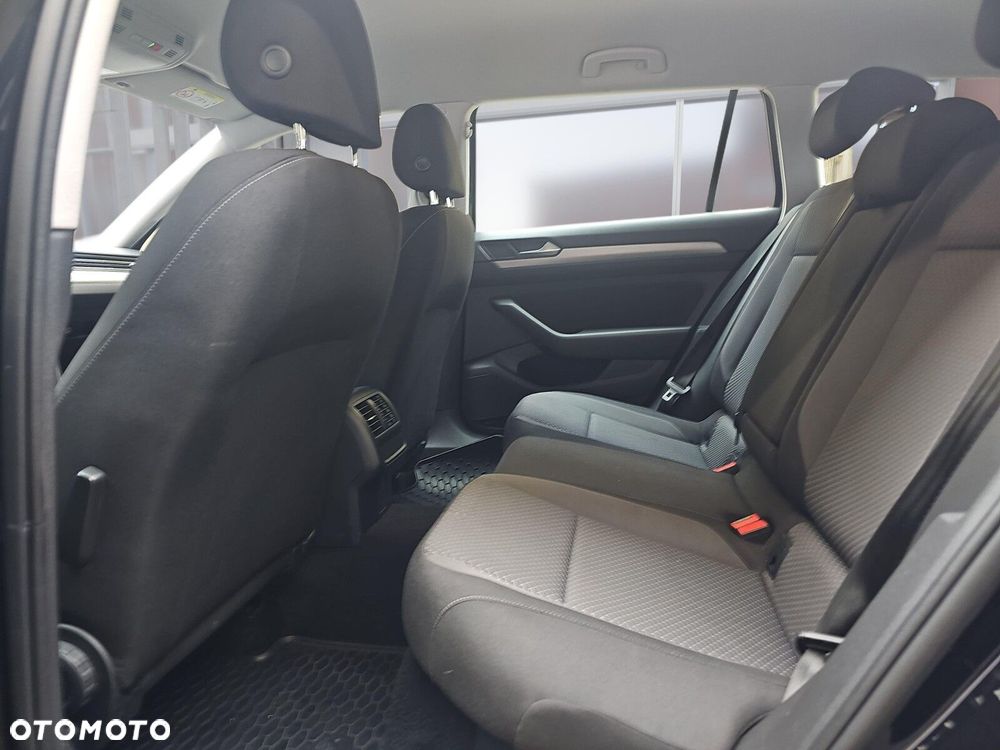 Volkswagen Passat Variant 2.0 TDI EVO Essence DSG - 10