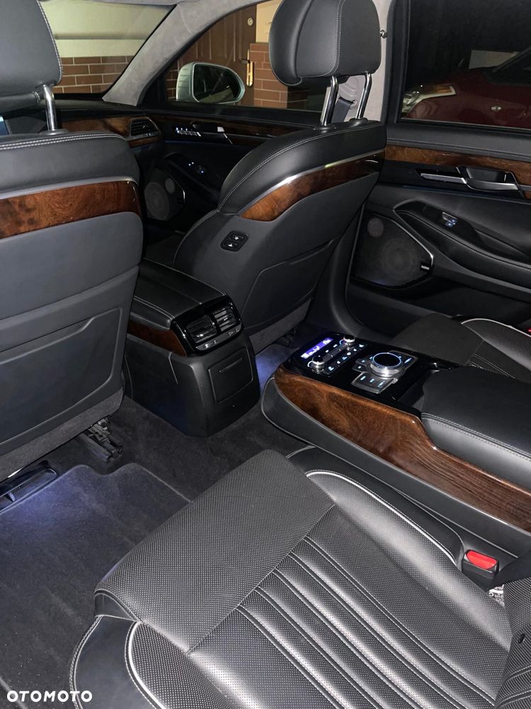 Genesis G90 - 40