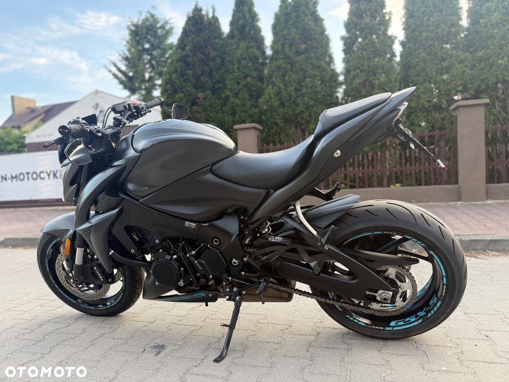 Suzuki GSX - 17