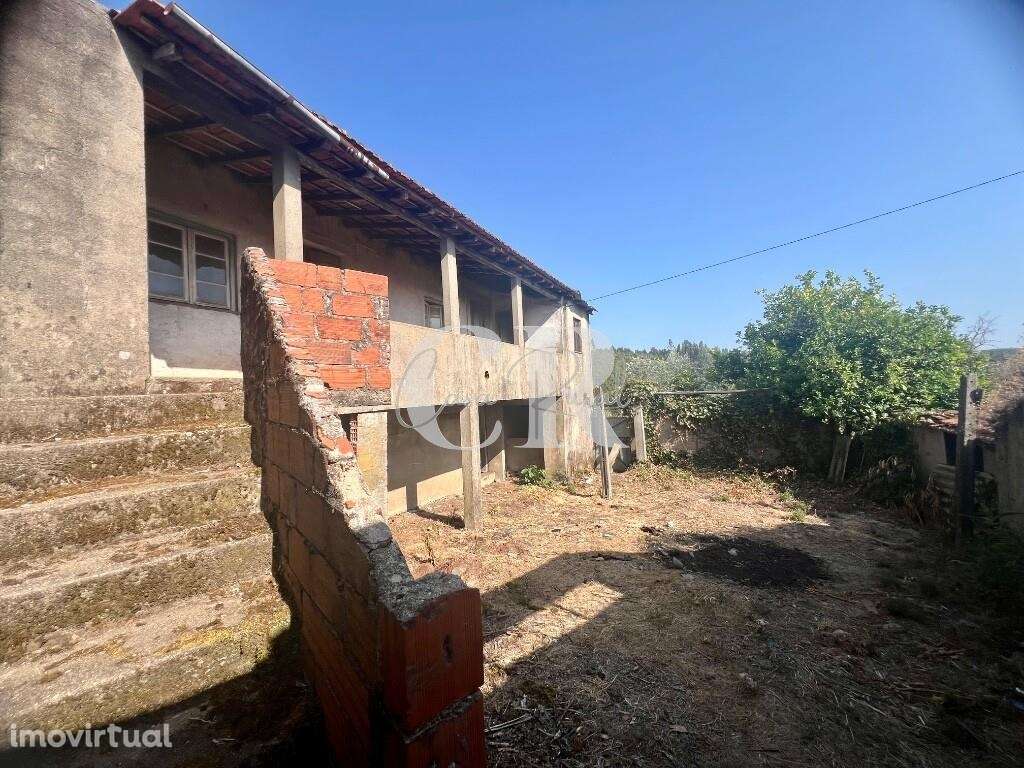 Moradia em pedra com terreno, repleta de potencial de transformação em - Grande imagem: 4/45