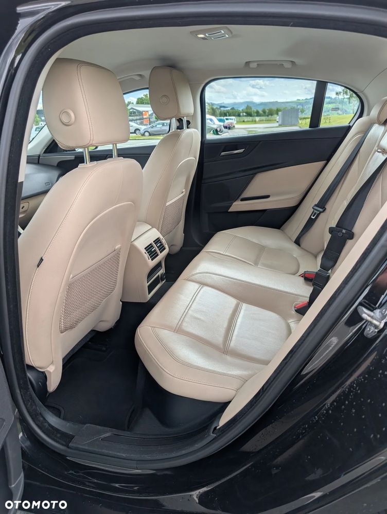 Jaguar XE 20d Prestige - 17