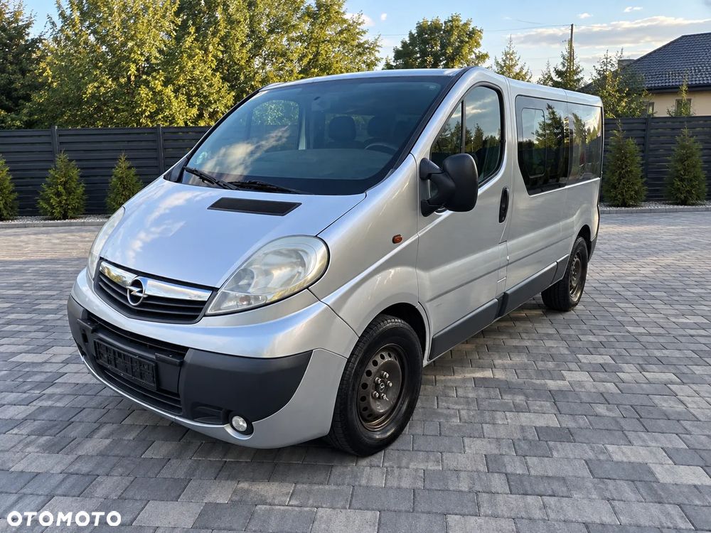 Wszystkie Części Opel Vivaro Renault Trafic Primastar 2.0 DCI Silnik Skrzynia Drzwi Maska Błotnik Zderzak Lampa Lusterko Klamka Szyba Deska Kokpit Sterownik Kierunkowskaz Migacz Moduł Czujnik Licznik Panel Kierownica Zacisk Belka Amortyzator Sprężyny Sanki Wózek Zawias Chłodnica Fotele Felgi Koła Atrapa Grill Tapicerka Rygiel Szyby Uszczelka Listwa