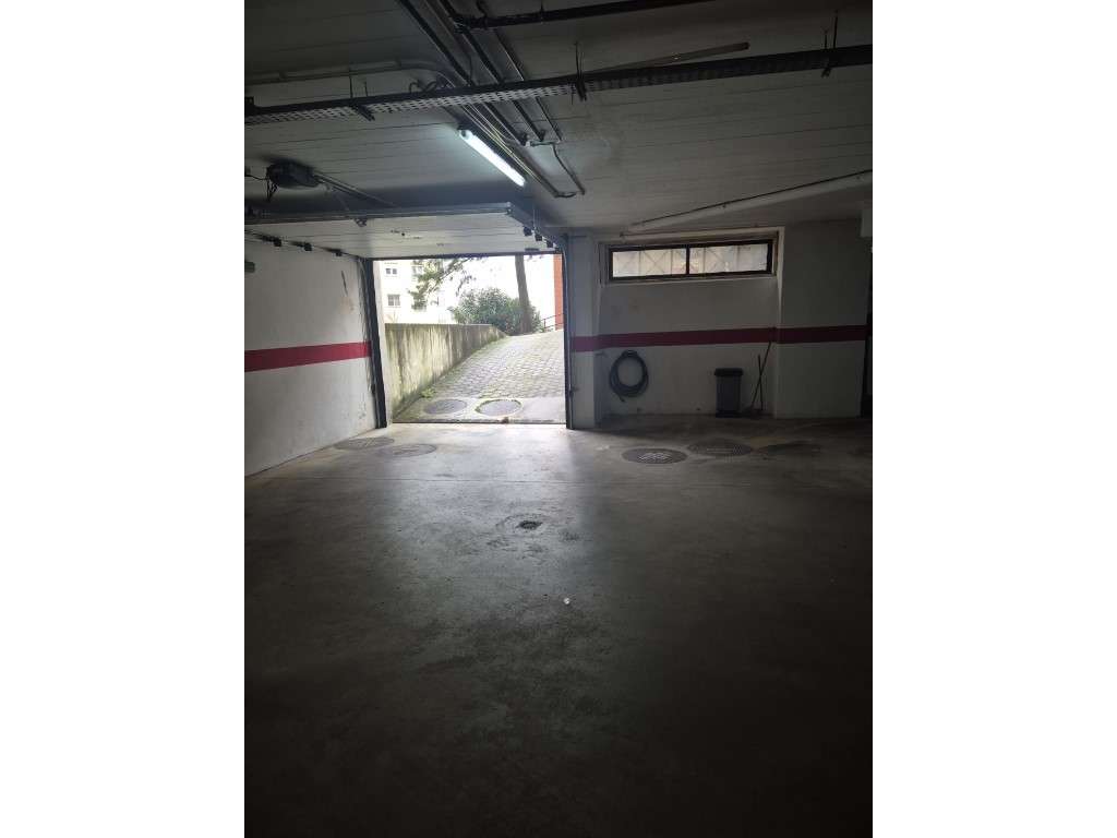 Garagem Espetacular na Tapada Das Mercês, Sintra , com carregador p... - Grande imagem: 4/12