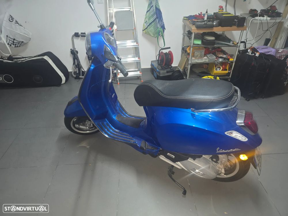 Piaggio Vespa GTS - 4
