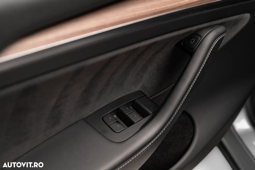 Tesla Model Y Long Range AWD - 10
