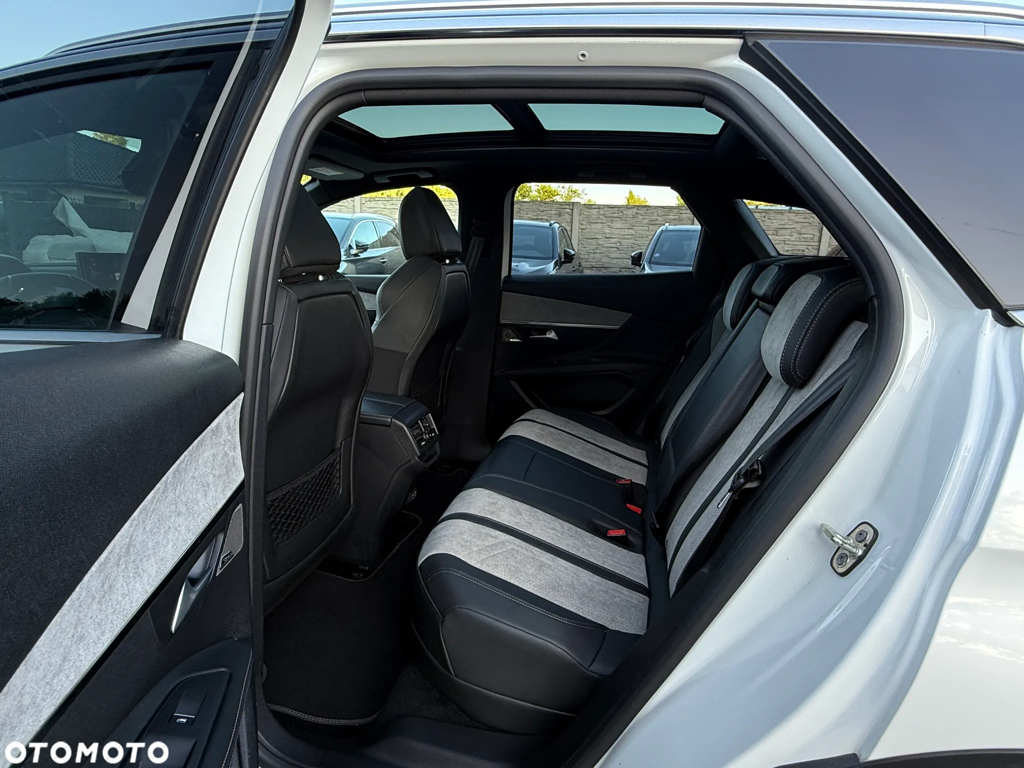 Peugeot 3008 Plug-In Hybrid 225 e-EAT8 GT - 29