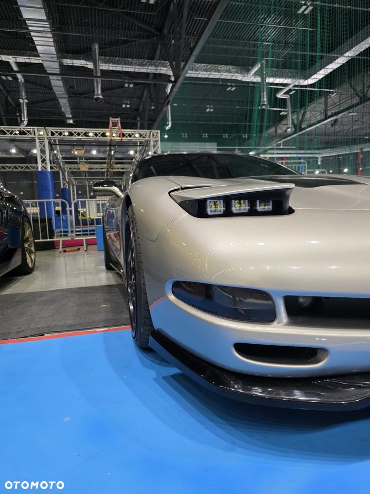Chevrolet Corvette - 12