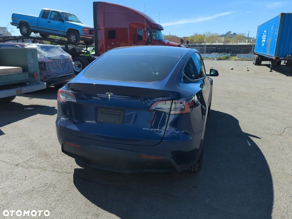 Tesla Model Y - 14