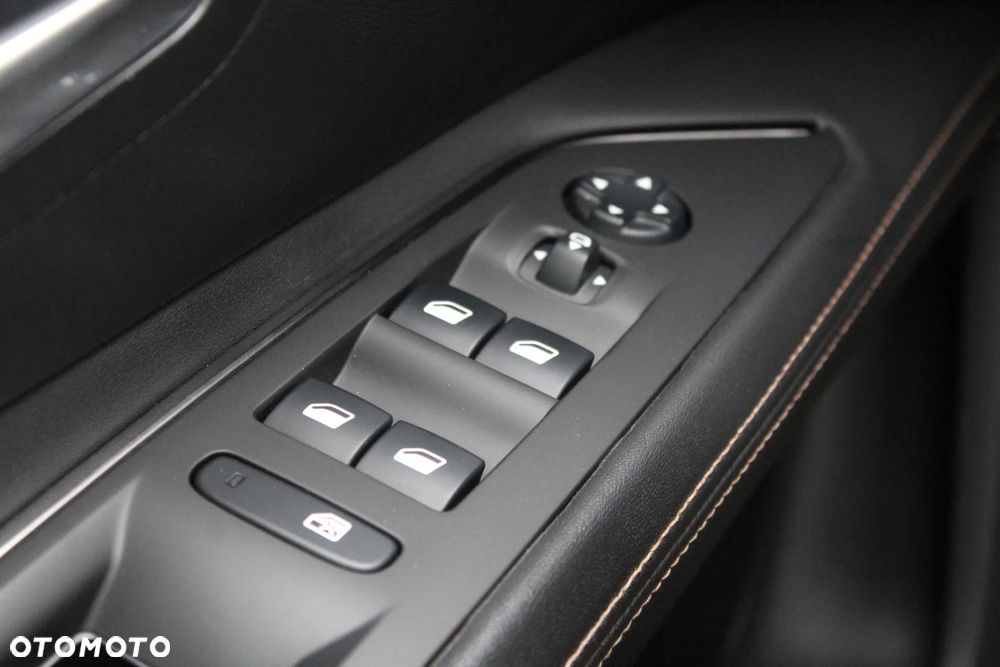Peugeot 3008 Hybrid4 300 e-EAT8 GT - 32