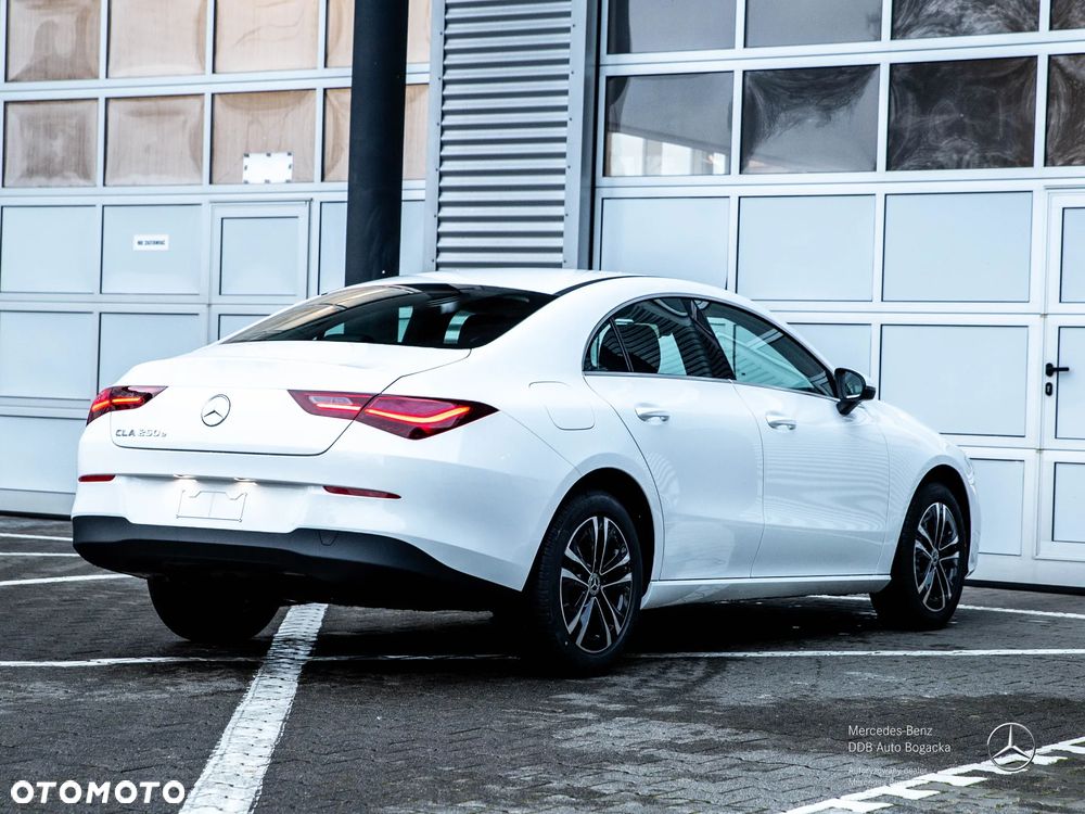 Mercedes-Benz CLA 250 e PHEV 8G-DCT - 5