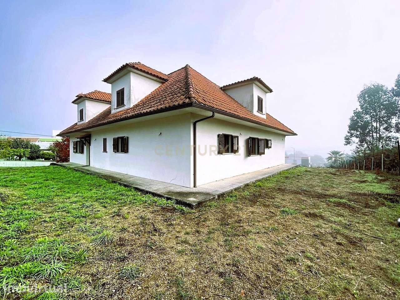 Moradia com arquitetura distinta e enorme potencial em Santa Comba Dão - Grande imagem: 2/28
