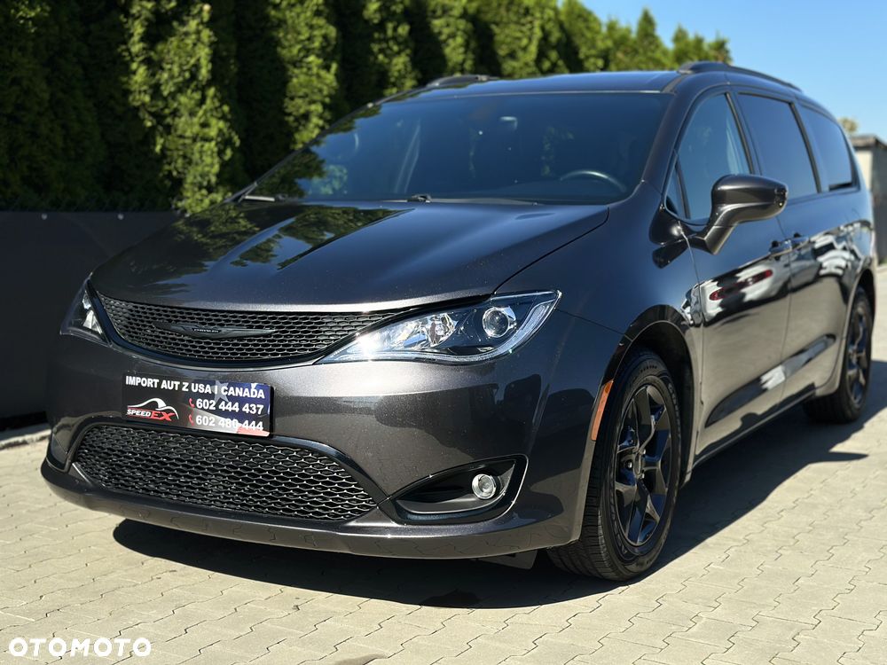 Chrysler Pacifica - 1