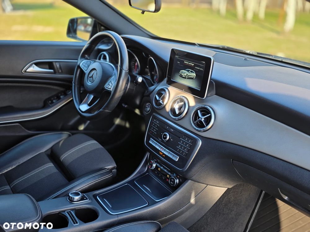 Mercedes-Benz CLA 180 7G-DCT Peak Edition - 16