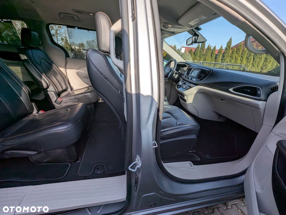Chrysler Pacifica - 11