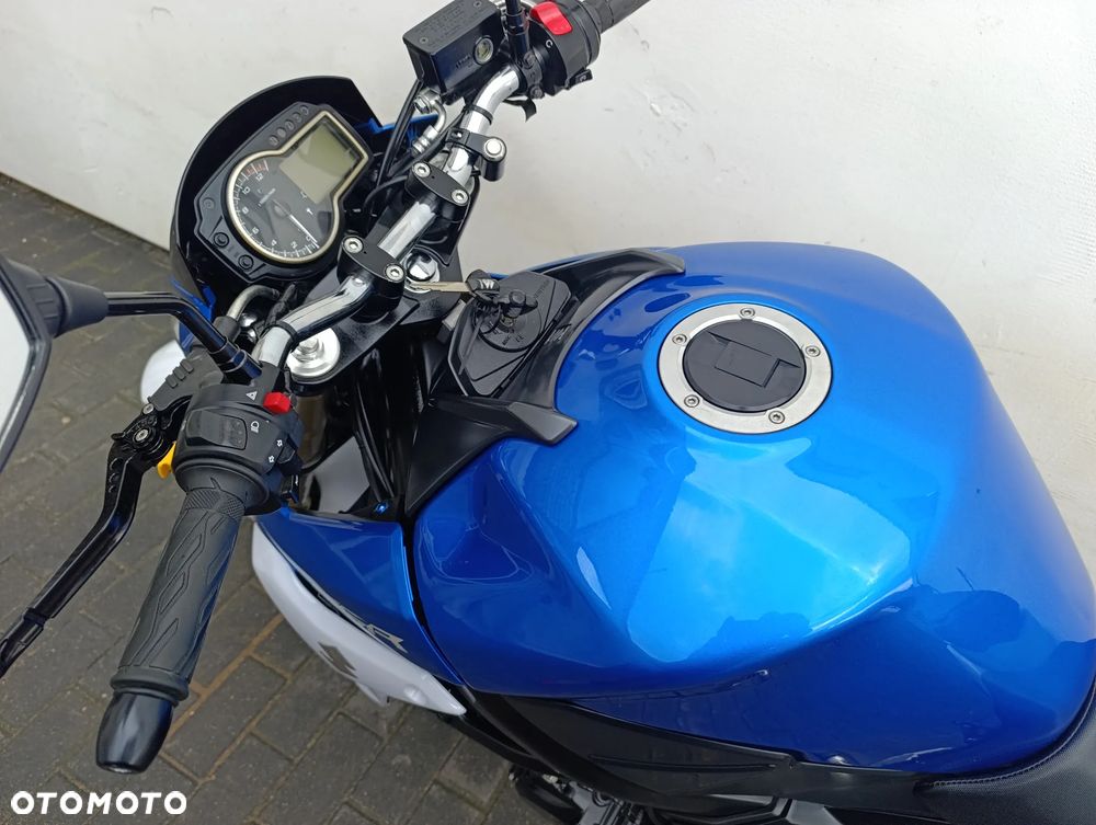 Suzuki GSR - 13
