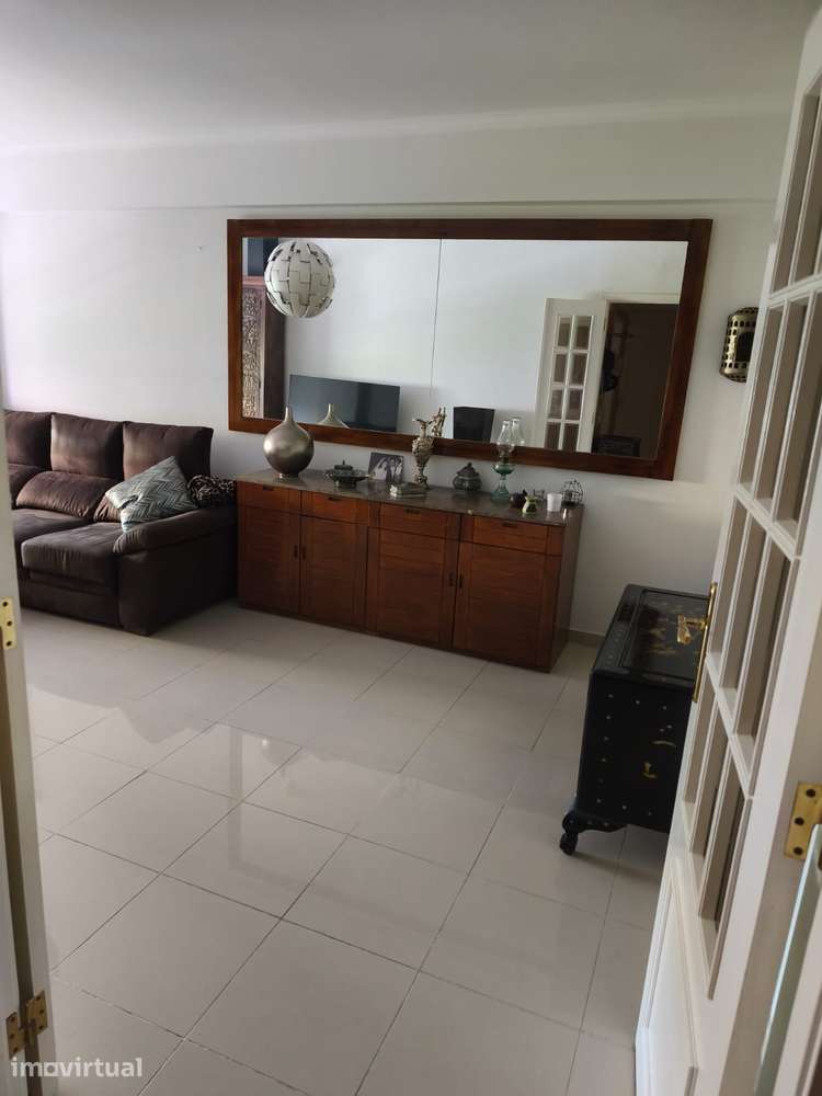 T2 com Excelentes Vistas para Jardim – Luminosidade e Conforto - Grande imagem: 2/9