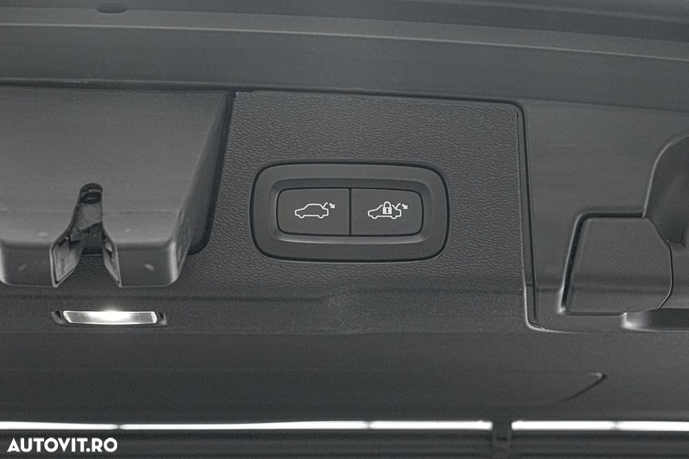 Volvo XC 60 B4 MHEV AT8 AWD Momentum Pro - 24