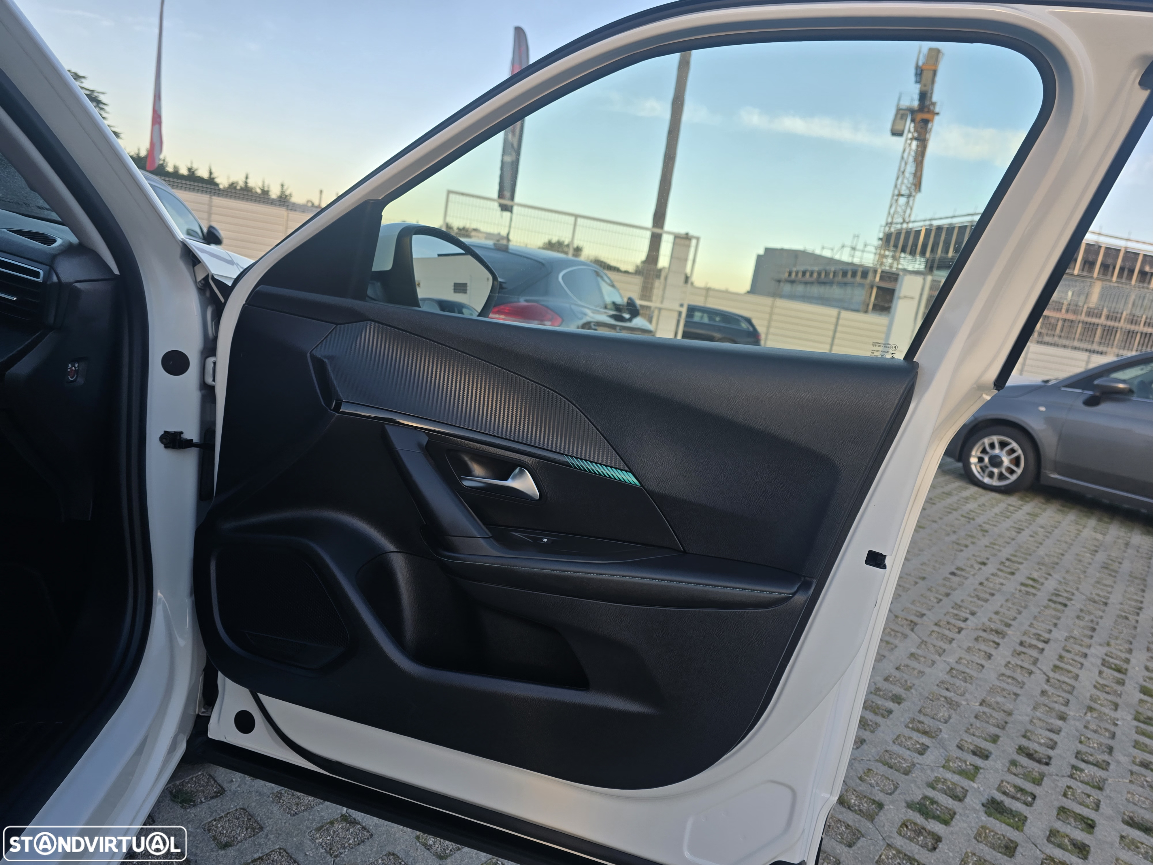 Peugeot 2008 1.5 BlueHDi Allure EAT8 - 47