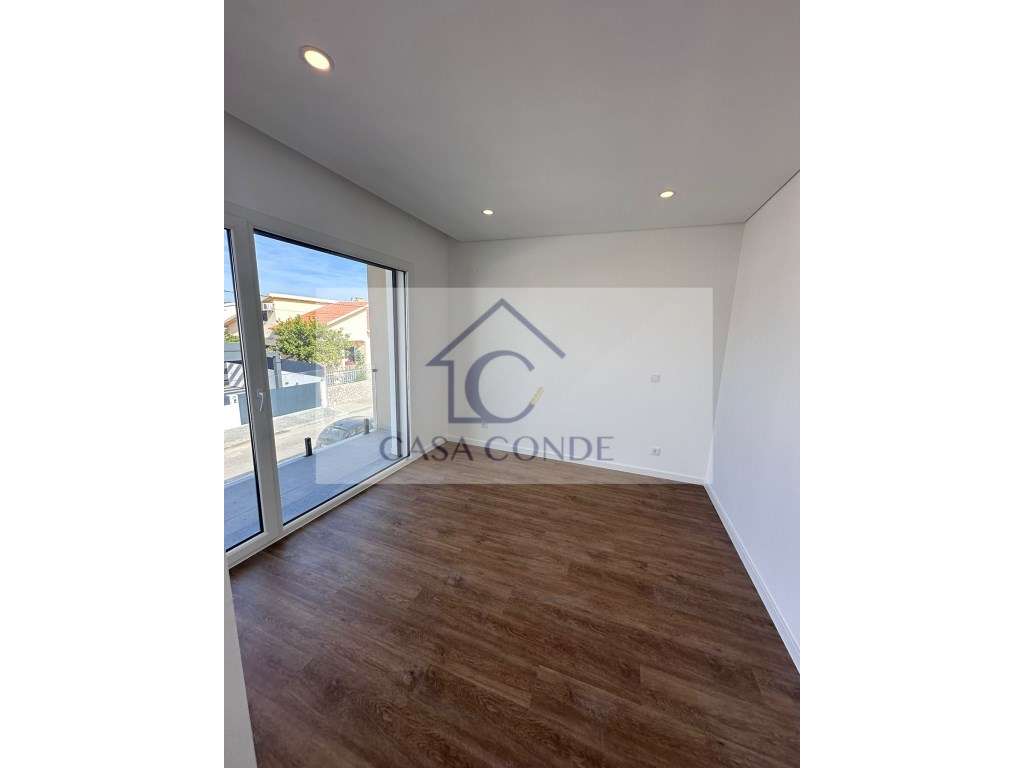 Moradia Geminada T4 com 3 Suítes - Fernão Ferro - Grande imagem: 4/46