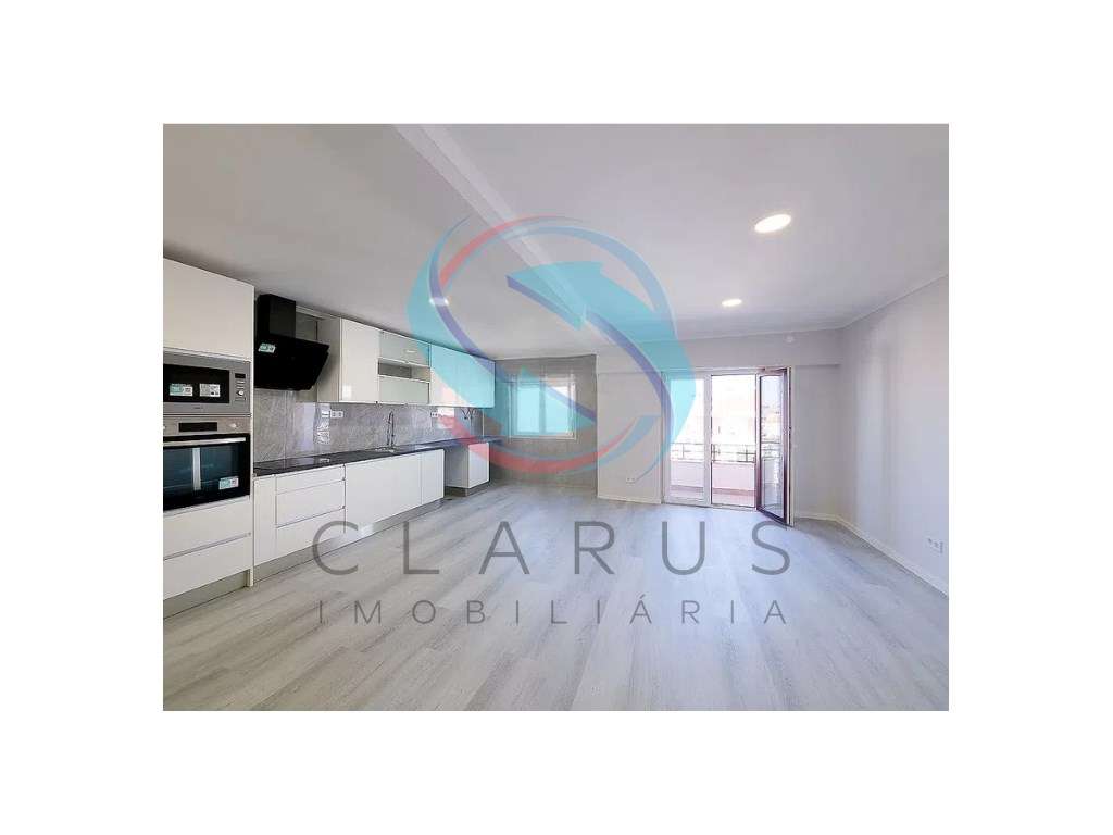 Apartamento T4 totalmente remodelado - Grande imagem: 2/15