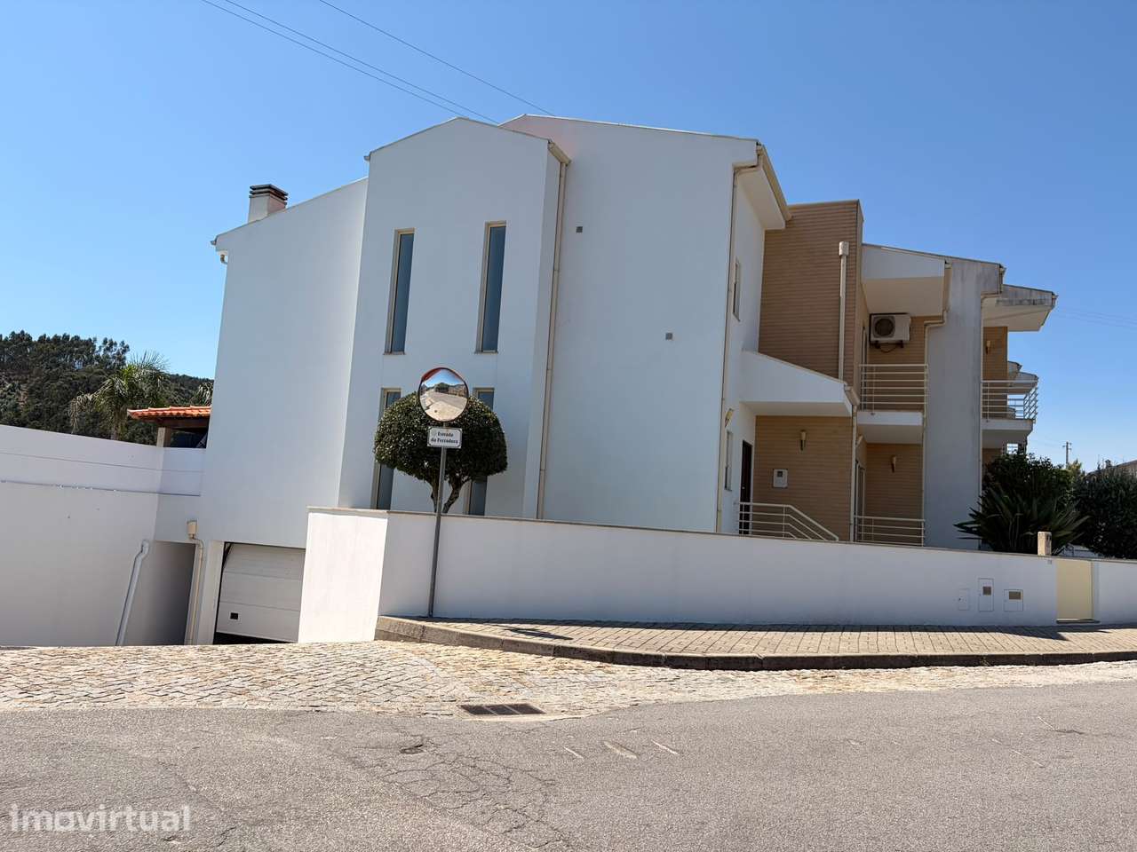 Moradia T3 com piscina, garagem e jardim - Grande imagem: 2/23