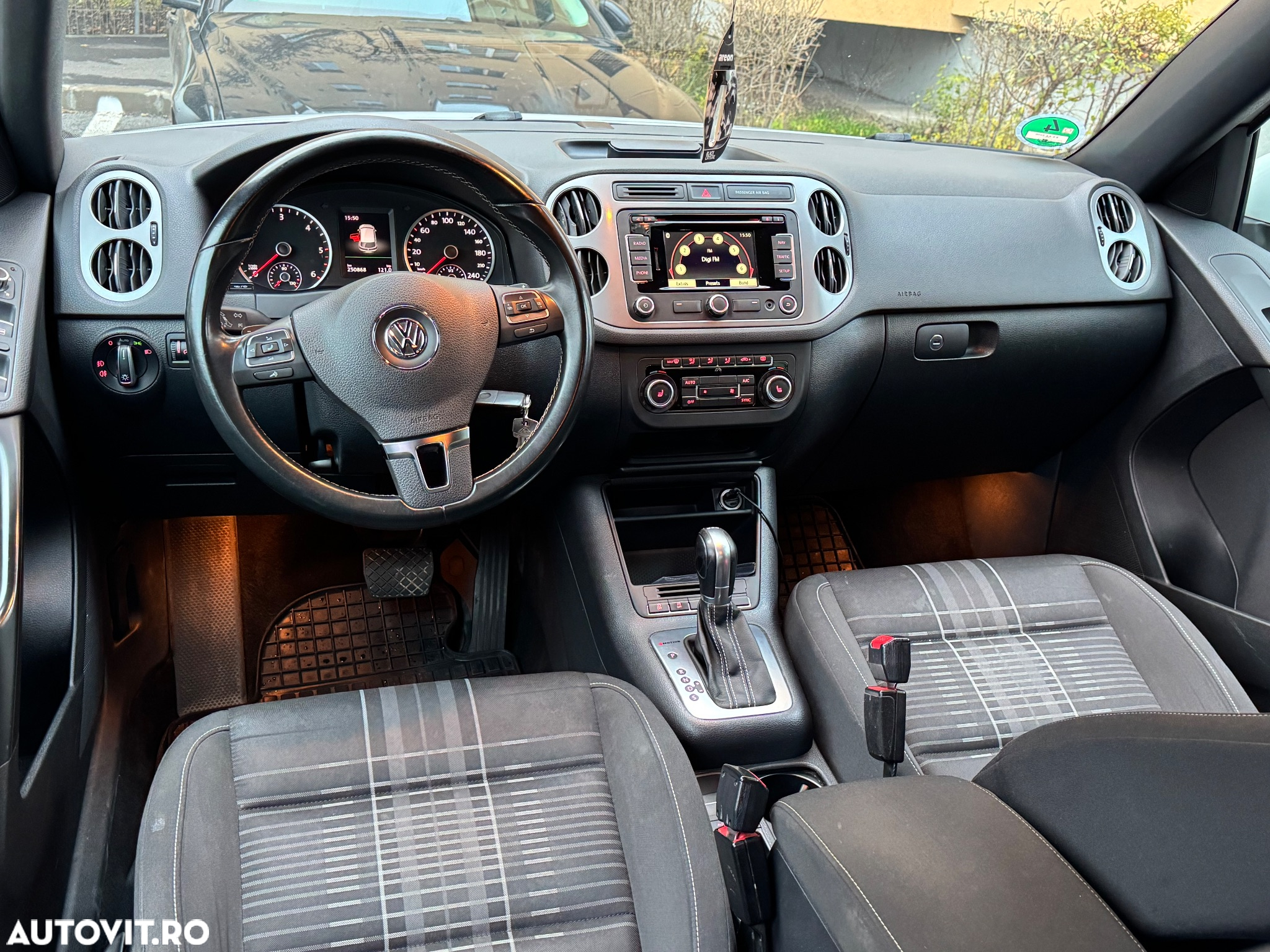Volkswagen Tiguan 2.0 TDI DPF 4Motion BlueMotion Technology DSG Lounge Sport & Style - 3