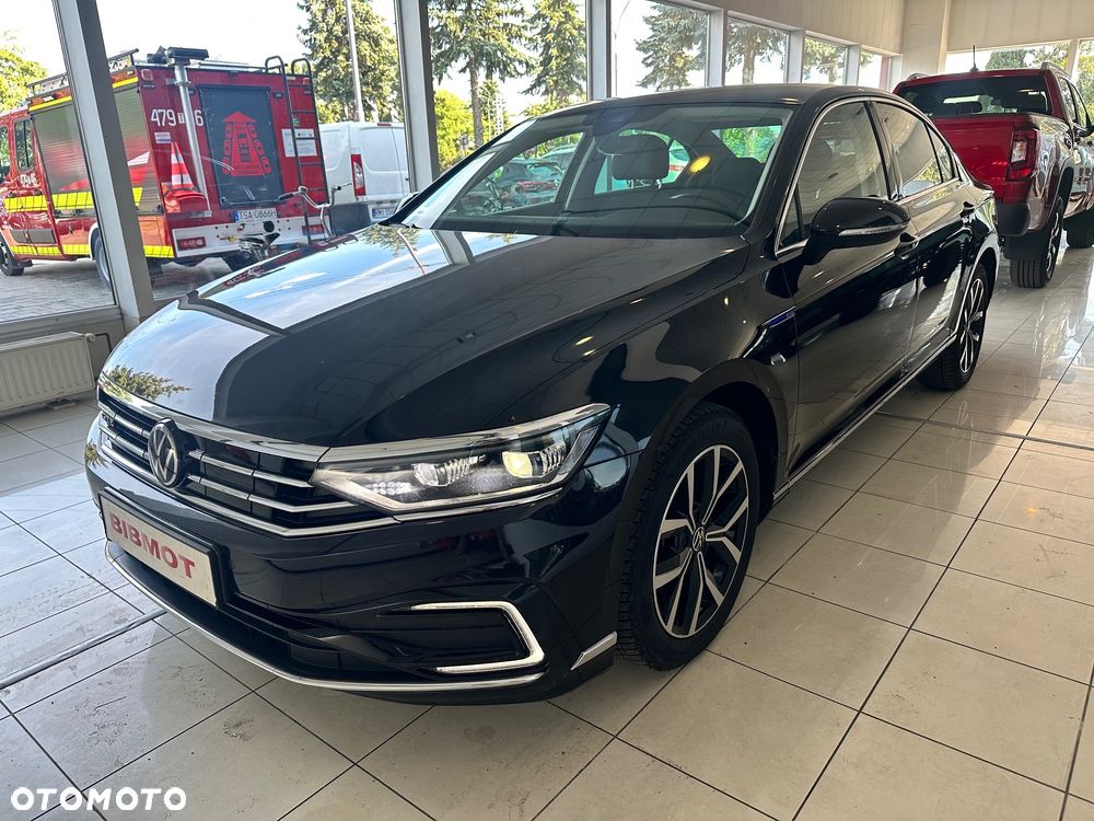 Volkswagen Passat - 1