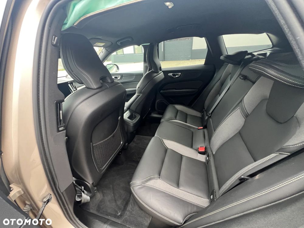 Volvo XC 60 B4 D AWD Plus Dark - 20