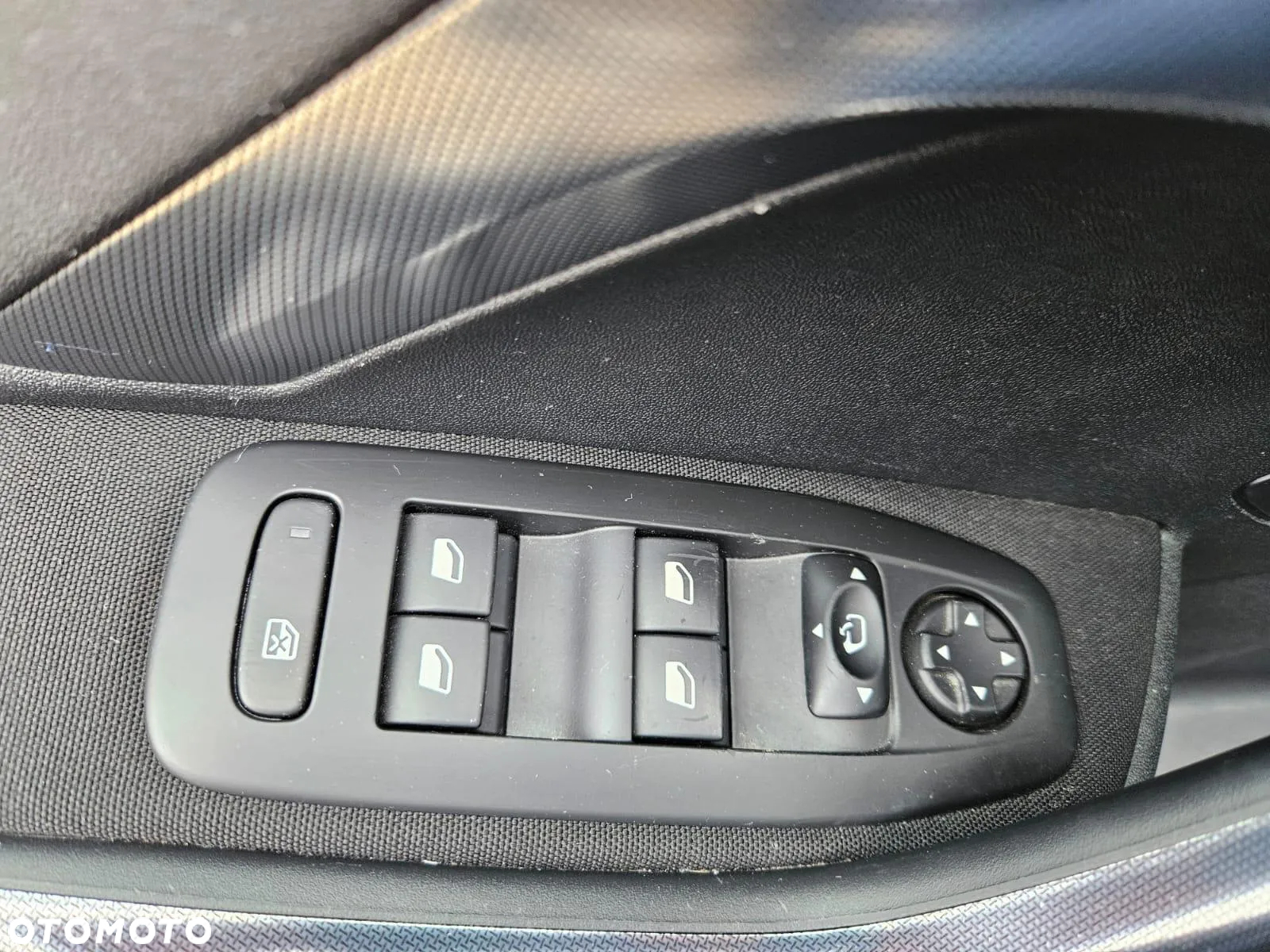 Peugeot 2008 1.6 e-HDi Allure S&S - 22