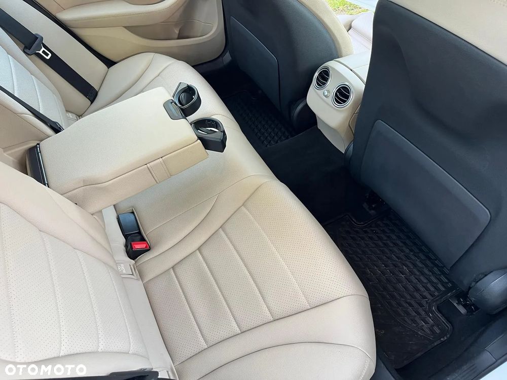 Mercedes-Benz Klasa C 300 4Matic 9G-TRONIC Exclusive - 18